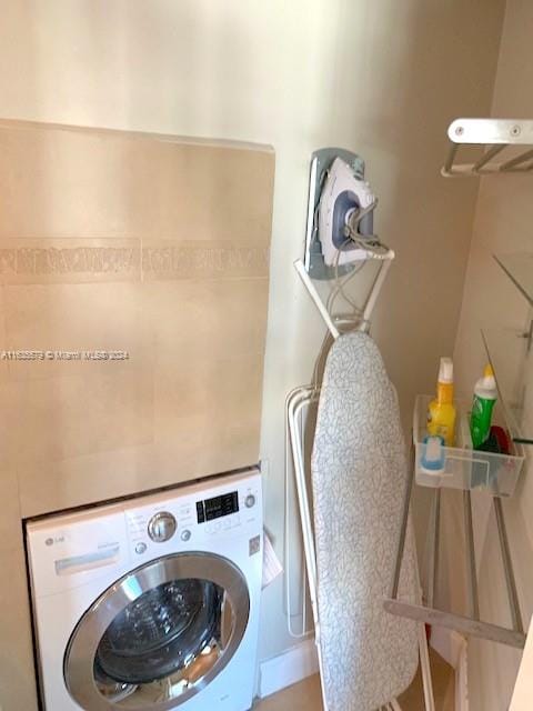 clothes washing area with washer / clothes dryer