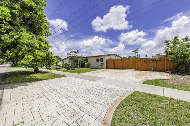 view of front of house featuring a front lawn