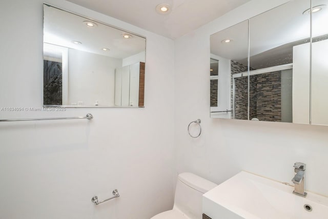 full bath with recessed lighting, tiled shower, toilet, and vanity