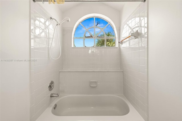 bathroom featuring tiled shower / bath combo