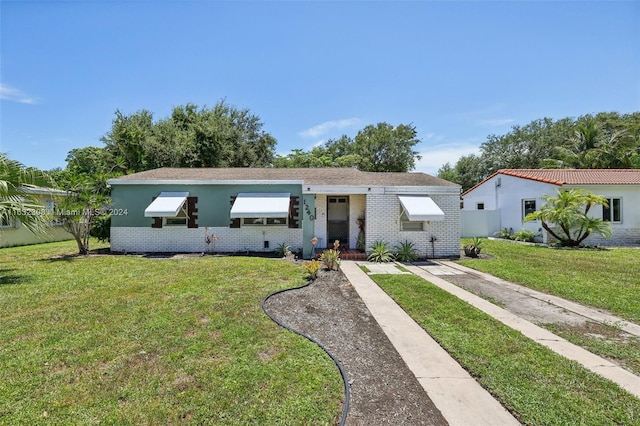 view of front of property with a front yard