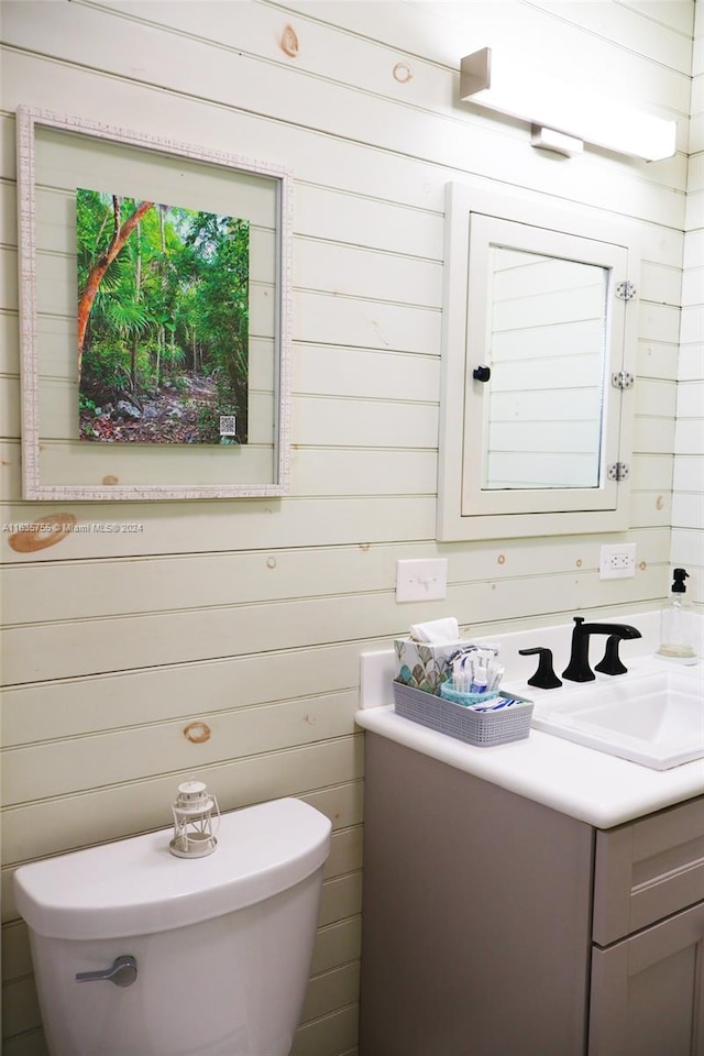 full bathroom with shower / bath combination with curtain, vanity, and toilet