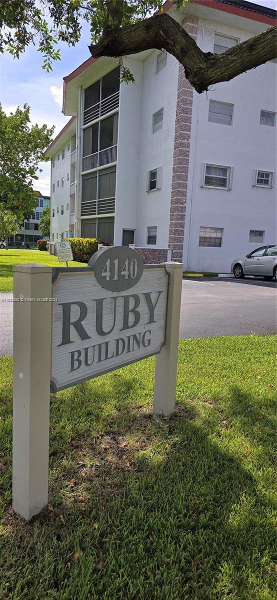 view of community / neighborhood sign