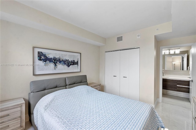 bedroom featuring ensuite bathroom and a closet