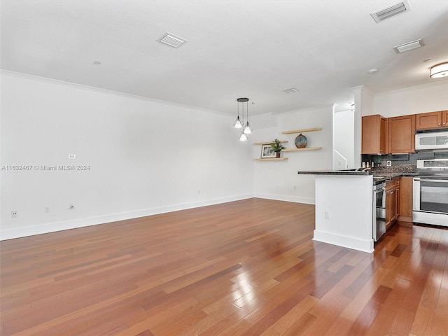 kitchen featuring tasteful backsplash, stainless steel electric range oven, pendant lighting, and dark hardwood / wood-style flooring