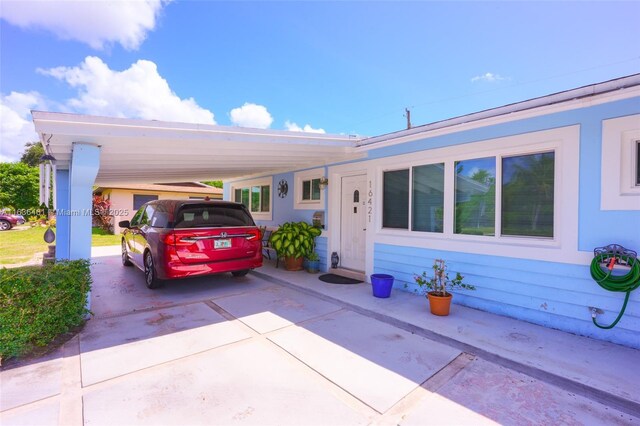 view of front of property featuring a front lawn