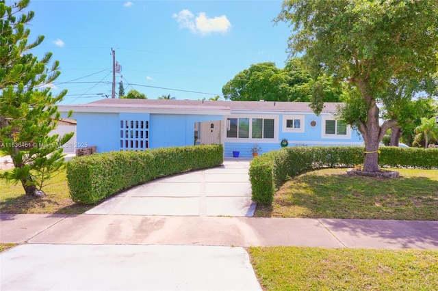 single story home with a front lawn