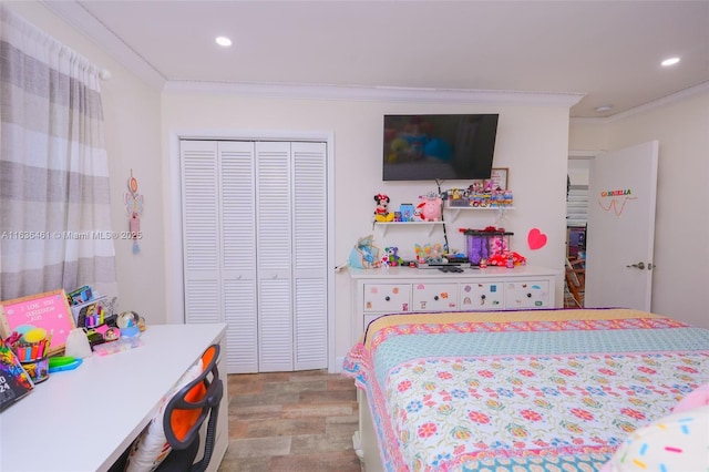 bedroom featuring ornamental molding, a closet, wood finished floors, and recessed lighting