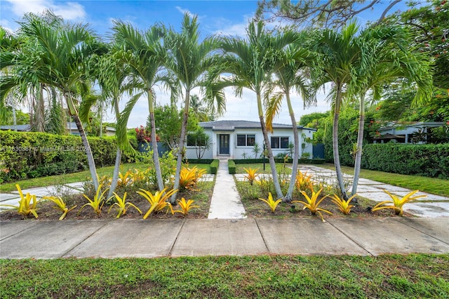 view of front of property with a front yard