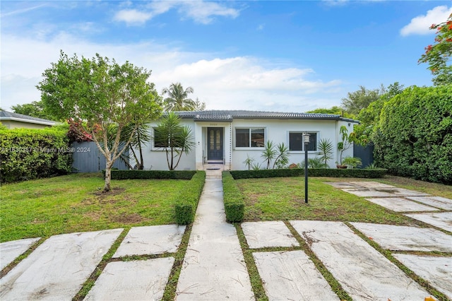 view of front facade featuring a front yard