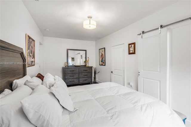 bedroom featuring a barn door