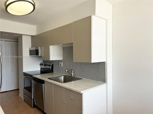 kitchen featuring tasteful backsplash, sink, and stainless steel appliances