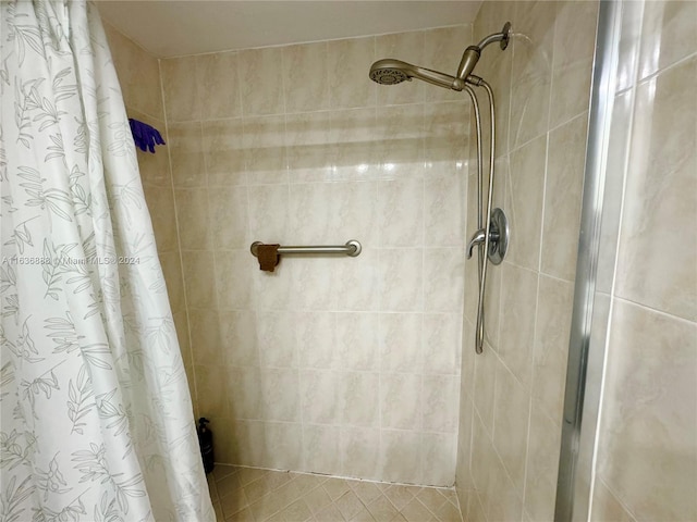 bathroom featuring a shower with curtain