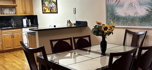 dining space featuring sink and light hardwood / wood-style floors