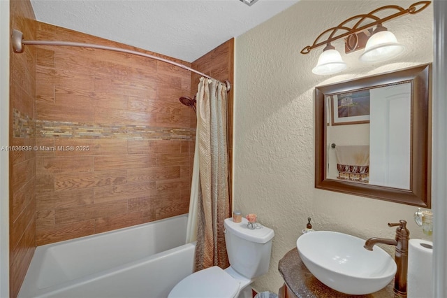 full bathroom featuring a textured ceiling, shower / bath combo, toilet, and sink