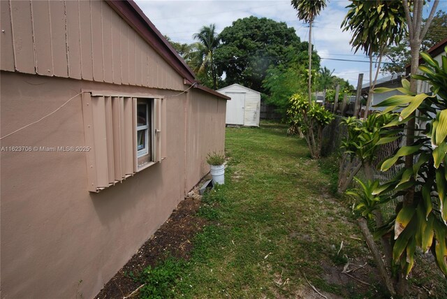 view of yard featuring a shed