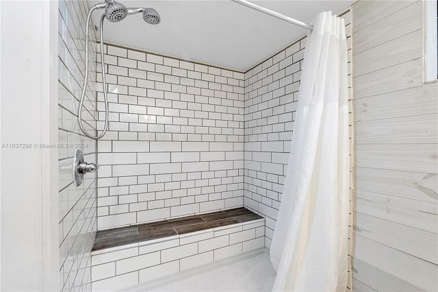 bathroom featuring a shower with shower curtain