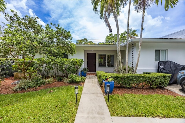 view of front of property with a front yard