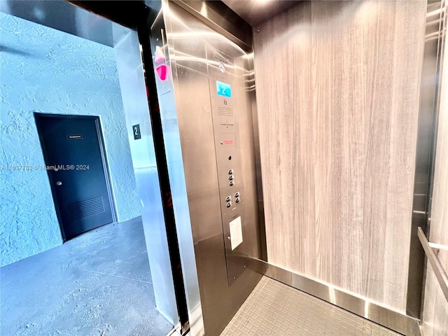 room details with elevator