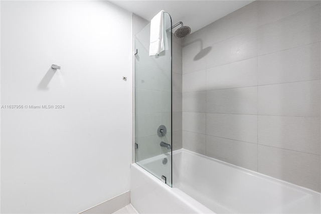 bathroom featuring tiled shower / bath