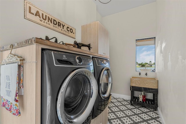 laundry room with cabinets and independent washer and dryer