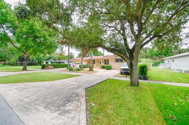 single story home featuring a front lawn