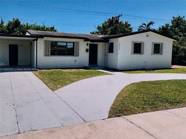 single story home with a front lawn