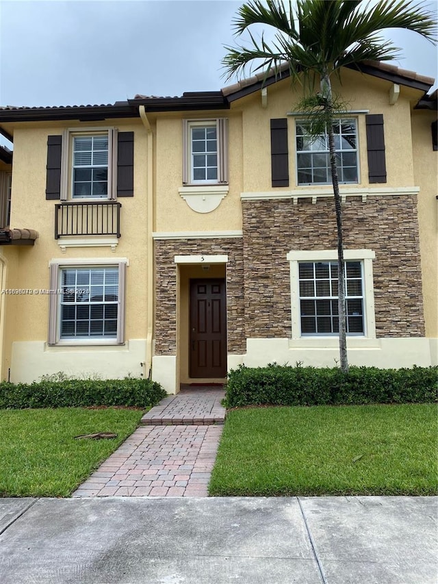 view of front of property with a front yard