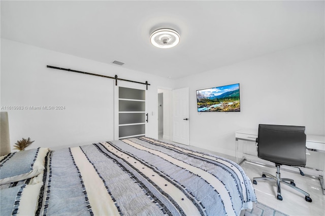 bedroom featuring a barn door