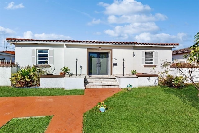 view of front facade with a front lawn