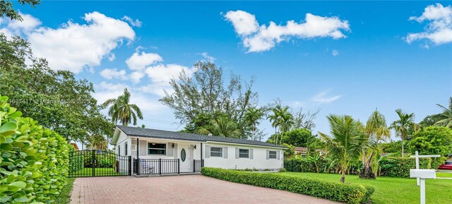 single story home with a front lawn