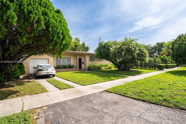 view of front of house featuring a garage and a front yard