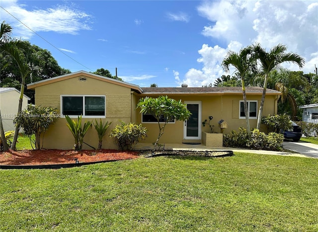 view of front of property with a front yard