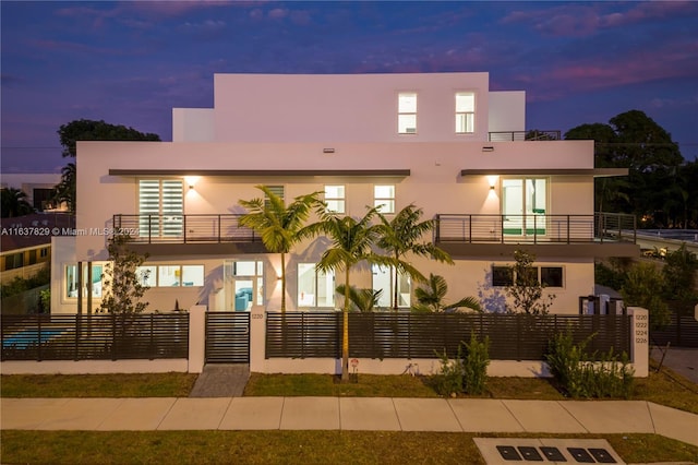 view of front facade featuring a balcony