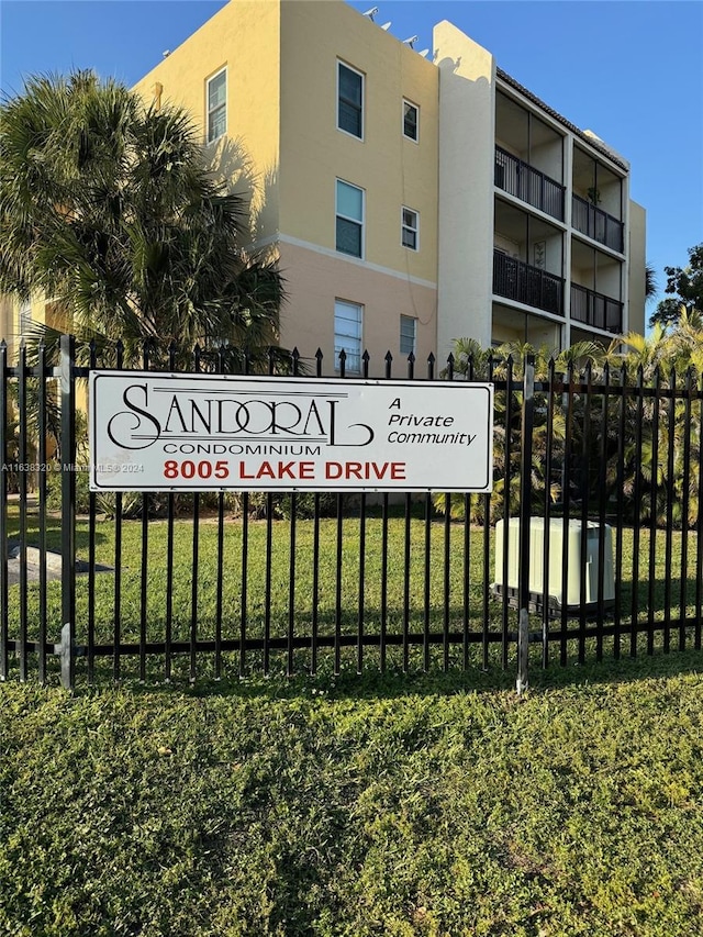 community / neighborhood sign with a yard