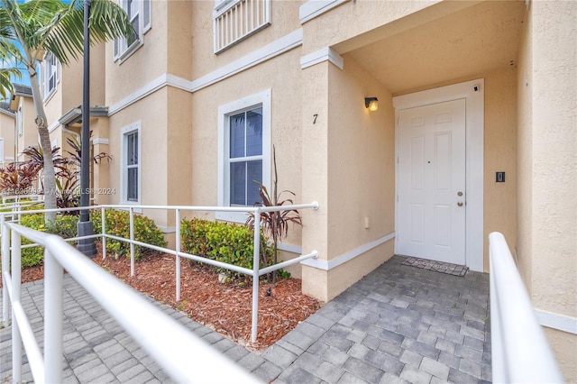 property entrance featuring a balcony