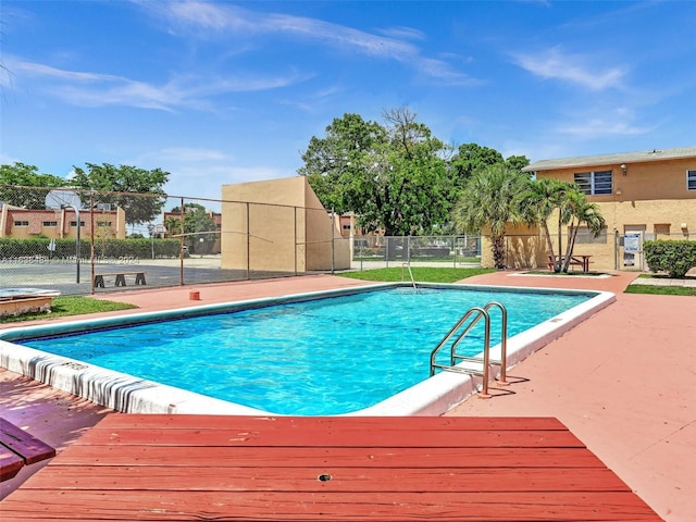 view of swimming pool