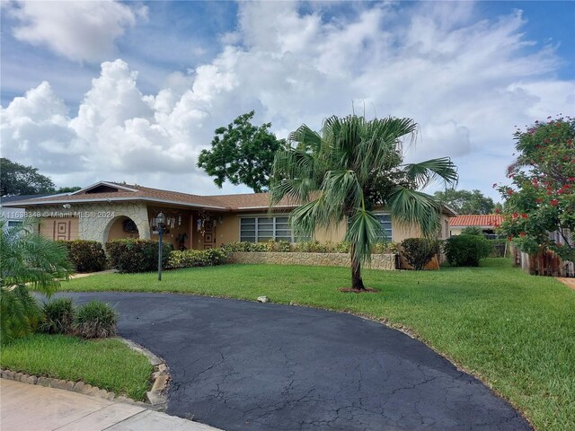 view of front facade featuring a front yard