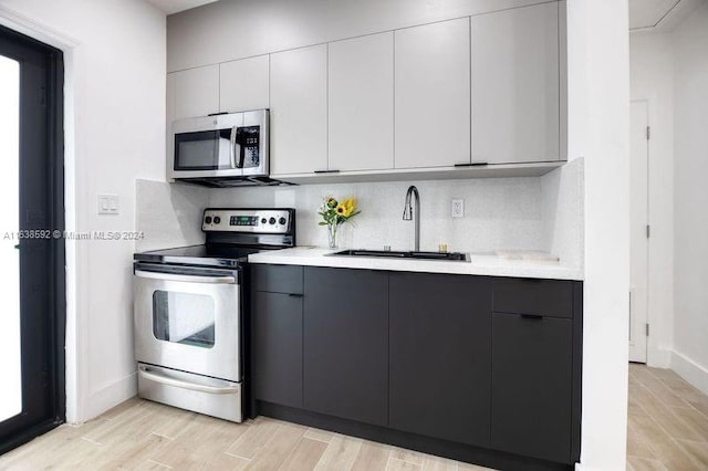 kitchen featuring tasteful backsplash, stainless steel appliances, and light hardwood / wood-style floors