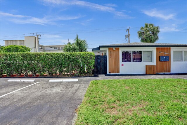 single story home with a front yard