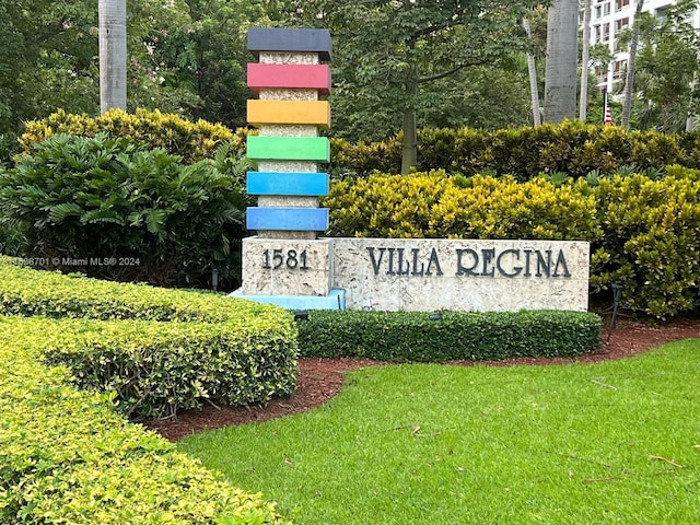 community sign featuring a yard