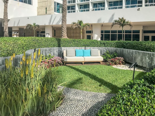 view of yard featuring outdoor lounge area