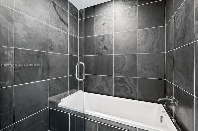 bathroom featuring tiled shower / bath