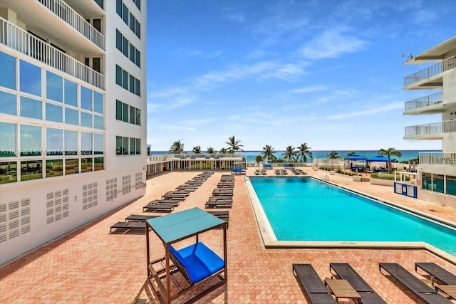 view of swimming pool featuring a water view