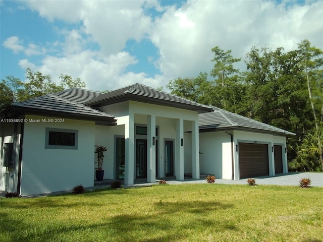 view of front of house featuring a front yard and a garage