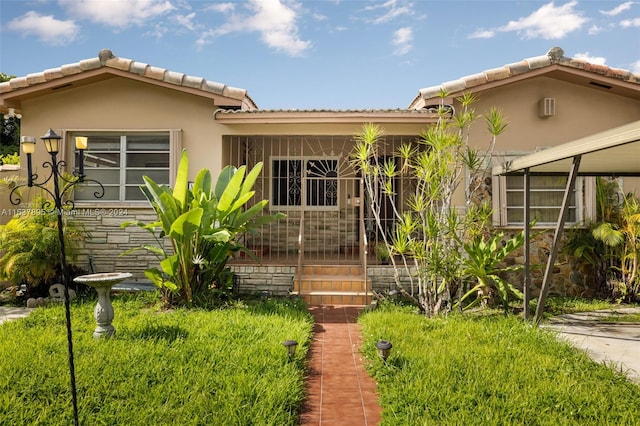 view of front of house featuring a front yard