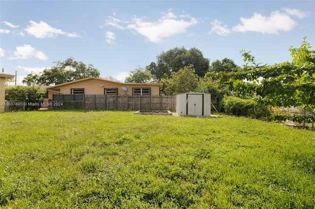 view of yard featuring a shed