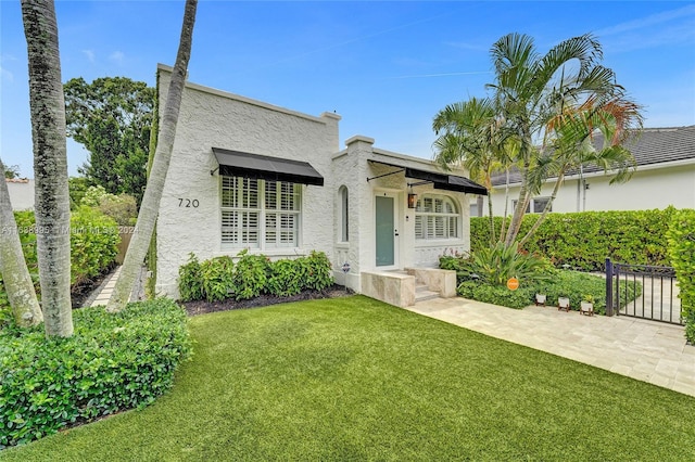 view of front of property featuring a front lawn