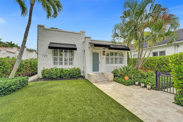 view of front of home featuring a front lawn