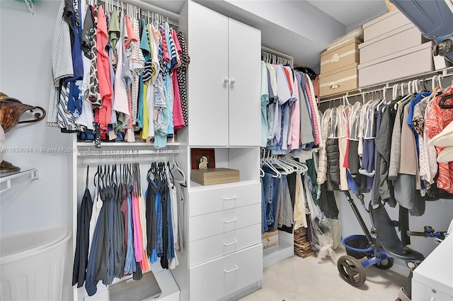 spacious closet featuring light tile patterned floors